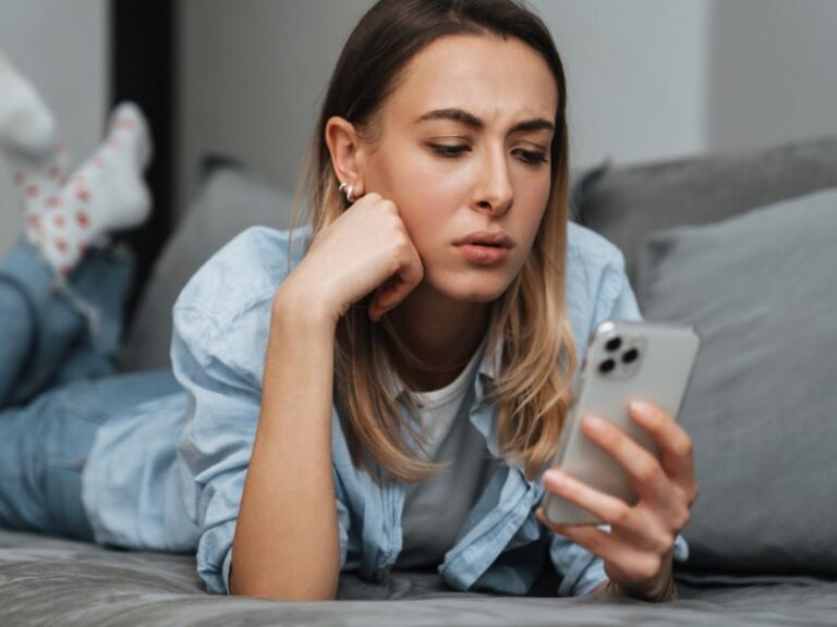 7 tydliga tecken på digital stress hos ungdomar