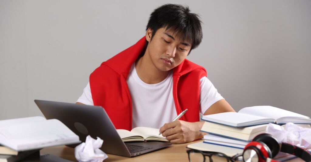 Elev som pluggar hemma och kämpar med studiemotivation och koncentration