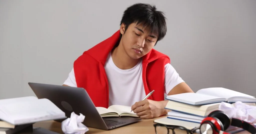 Elev som pluggar hemma och kämpar med studiemotivation och koncentration