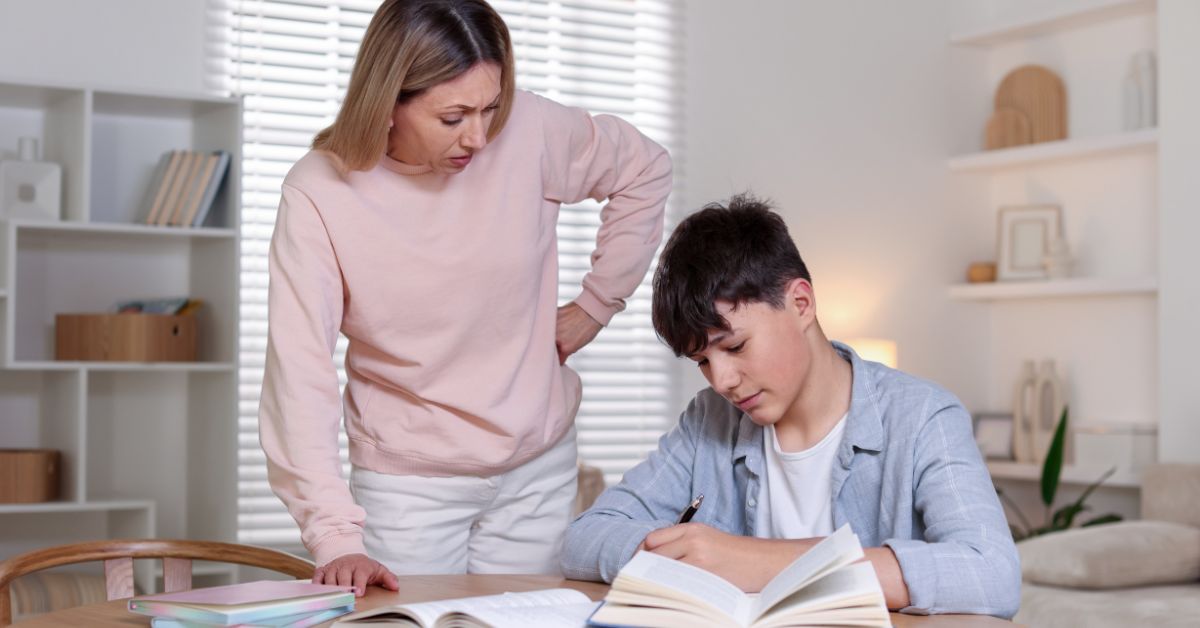Förälder som stöttar barnets studiemotivation utan att skapa press