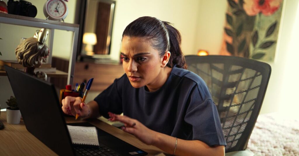 Student som pluggar själv vid dator och försöker hitta studiemotivation