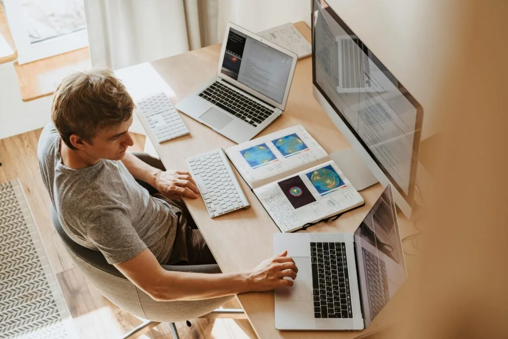 Student som arbetar vid dator – IT och digitala utbildningar ger hög lön och många jobbmöjligheter