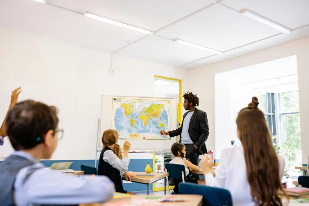 Lärare i klassrum med elever – utbildning till lärare ger goda jobbmöjligheter i Sverige