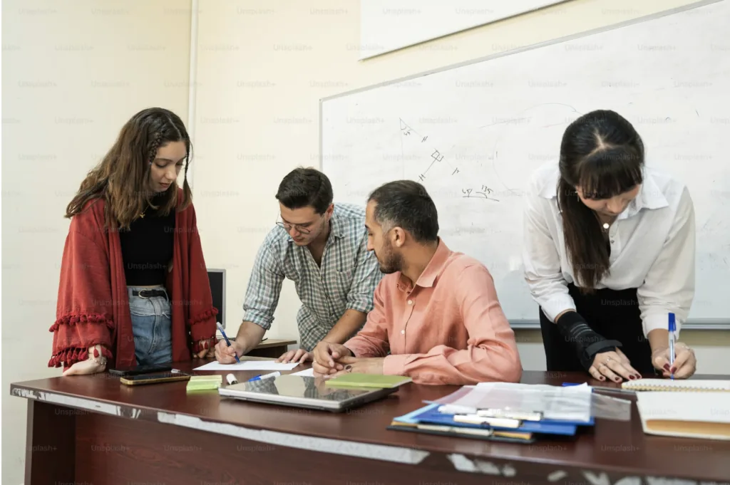 elever planerar klassresa tillsammans i klassrummet