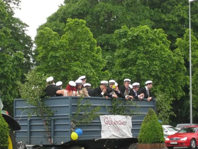 dekorerat studentflak med ballonger och björkris