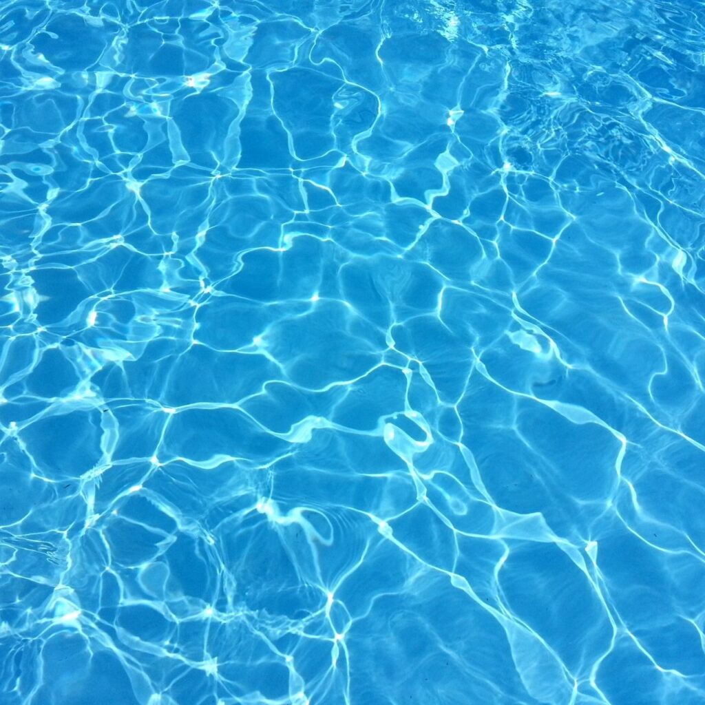Glittrande poolvatten i solskenet