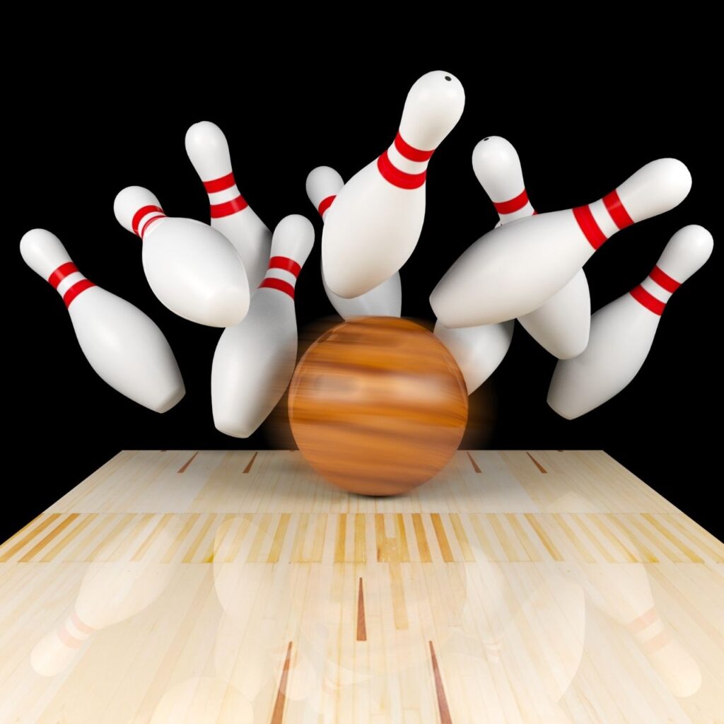 Explosivt ögonblick: Ett bowlingklot och käglor i full sprängning.