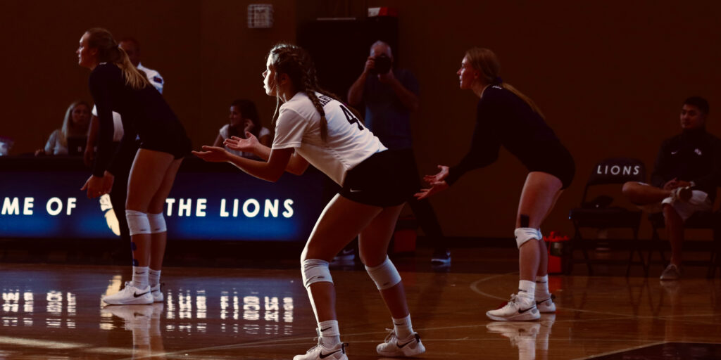 Volleybollspelarens Höjdpunkt: En atlet i luften för ett kraftfullt slag