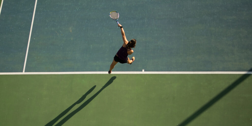 Tennisservering i Fokus: En tennisspelare i ögonblicket av serv.
