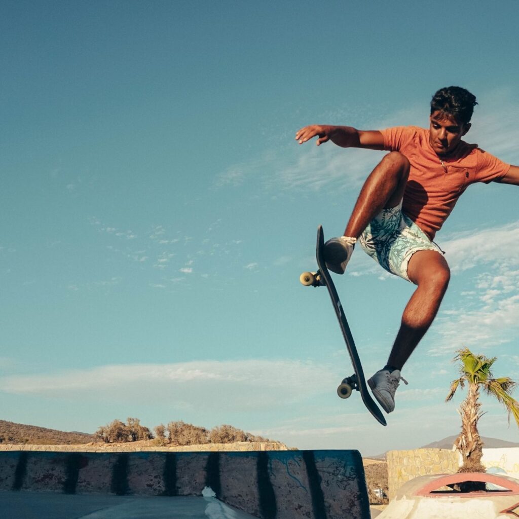 Skateboardåkare i luften efter ett kraftfullt hopp med sin skateboard