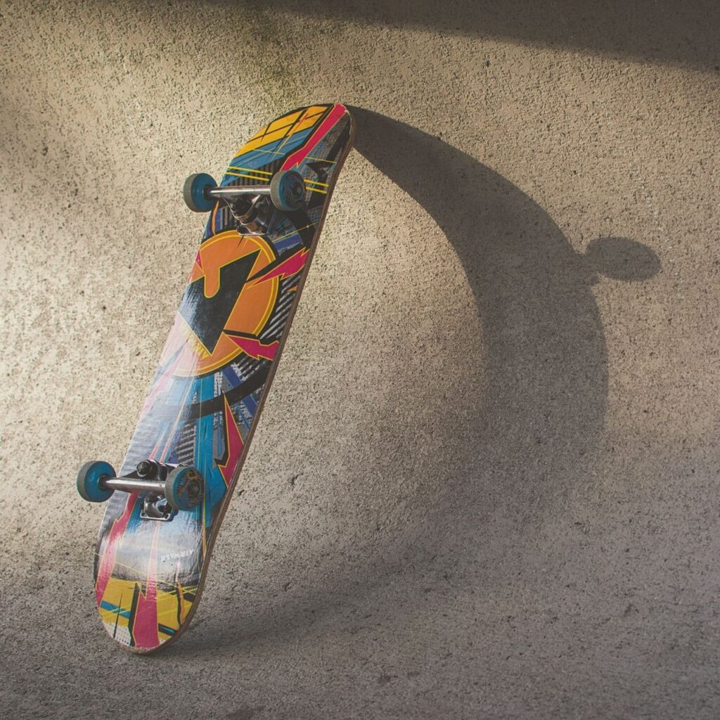 Skateboard lutad mot en vägg i avslappnad och stilfull pose