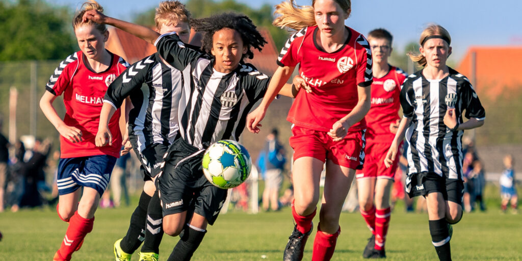 Mangfald på Fotbollsplan: Ett mixat lag i full aktion