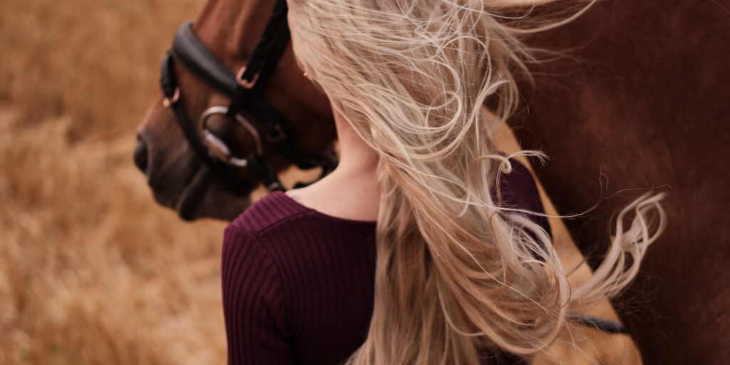 Ryttare förbereder sig: En närbild på en ryttare som sadlar sin häst