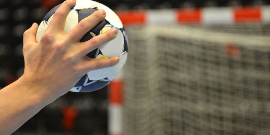 Bollkontroll: En handbollsspelare håller stadigt i bollen