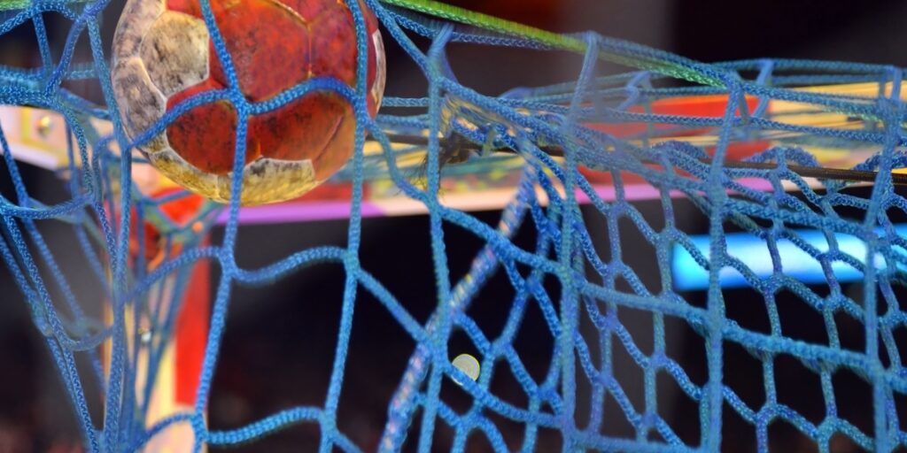 Målbild: En handboll vilar triumferande i nätet