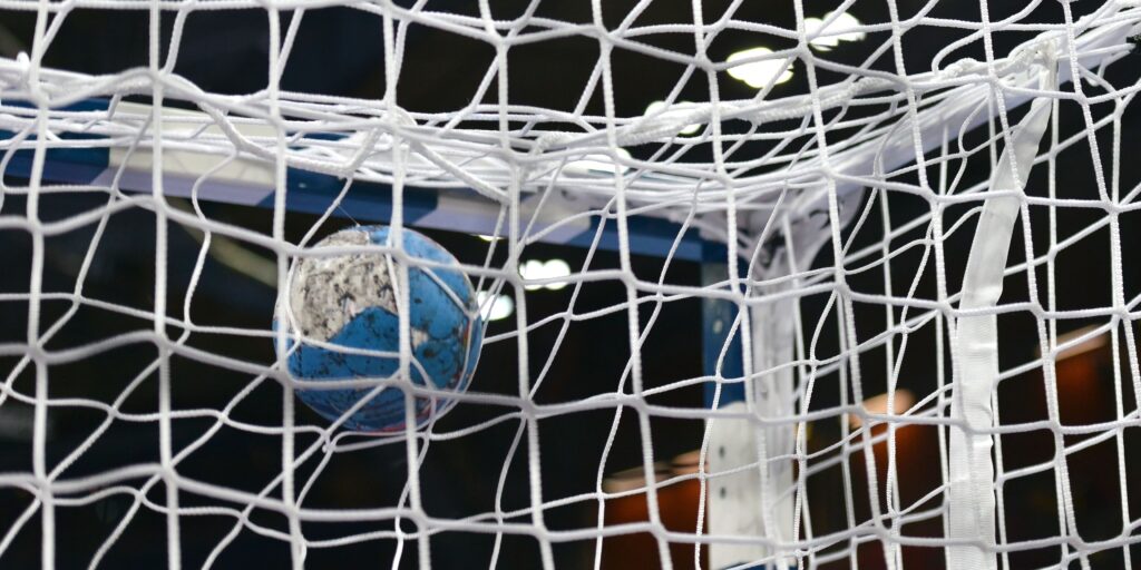Målbild: En handboll vilar triumferande i nätet