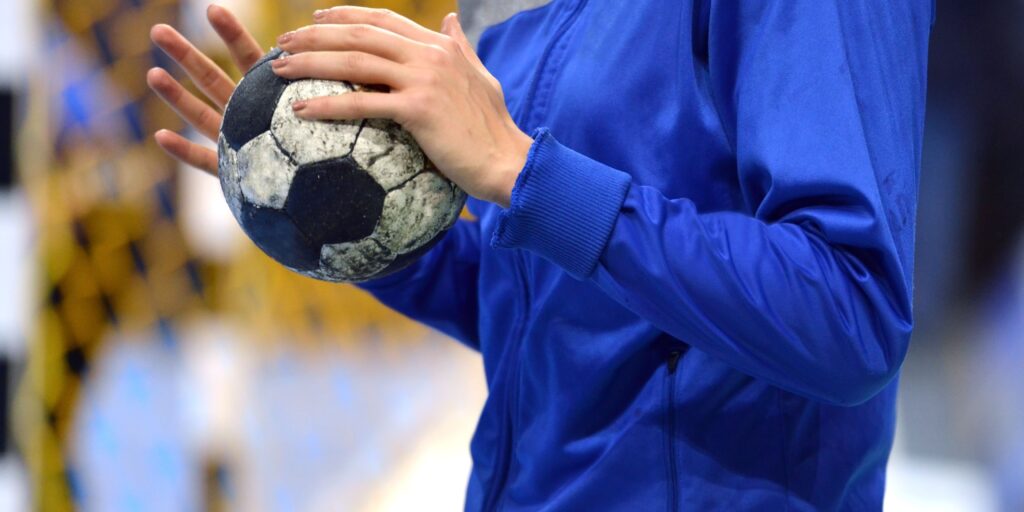 Handbollsspelarens Grepp: En närbild på en spelare som håller en handboll
