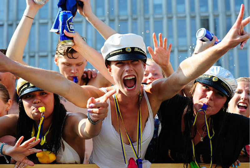 Kvinnlig student skriker av lycka.