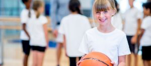 flicka håller ien basketboll