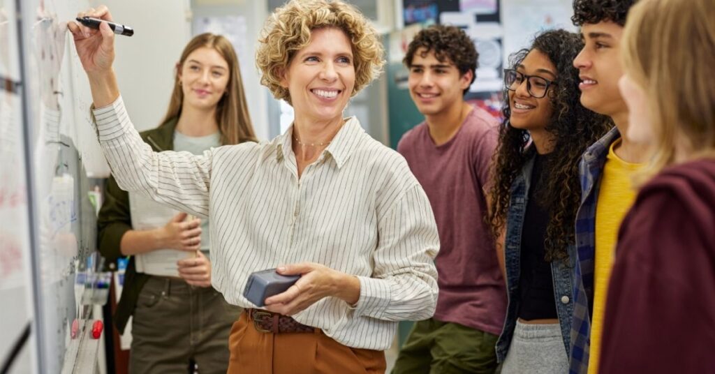 skolklass planerar aktiviteter för att samla pengar utan försäljning