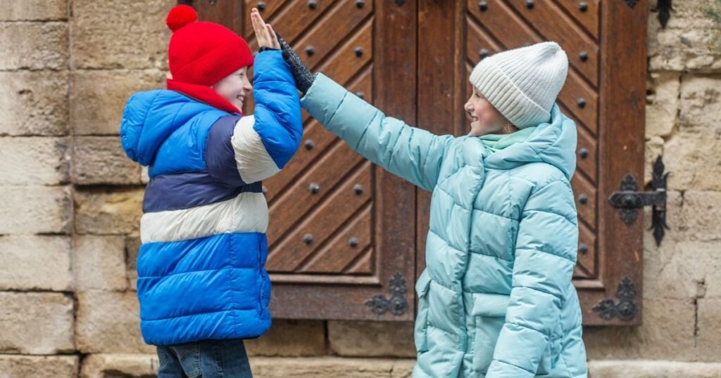 barn firar lyckad klassaktivitet för att samla pengar utan försäljning