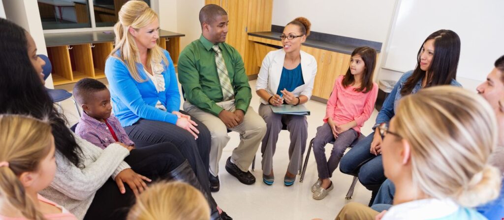 gruppdiskussion sittandes i en cirkel