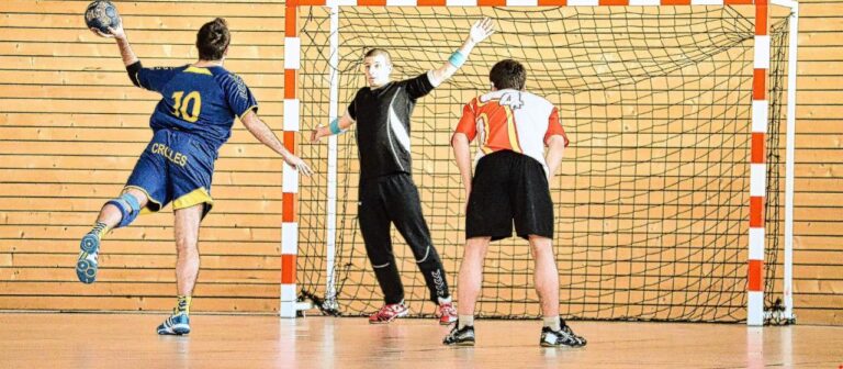 Handbollspelare gör ett skott