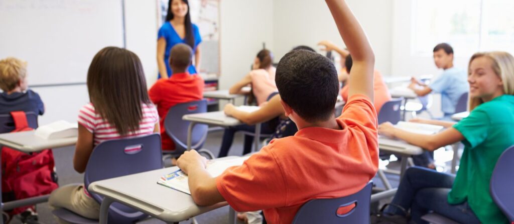 Elever i en skolklass samarbetar under en försäljningsaktivitet och visar gemenskap.