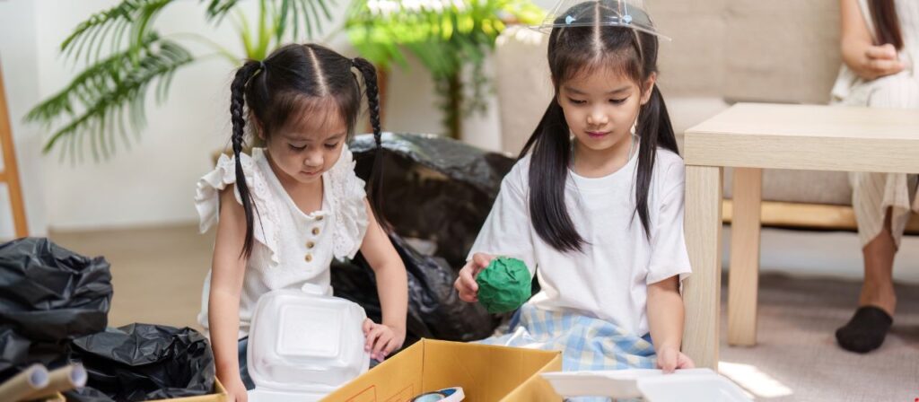 Barn säljer miljövänliga produkter och lär sig ansvar i hållbar försäljning.