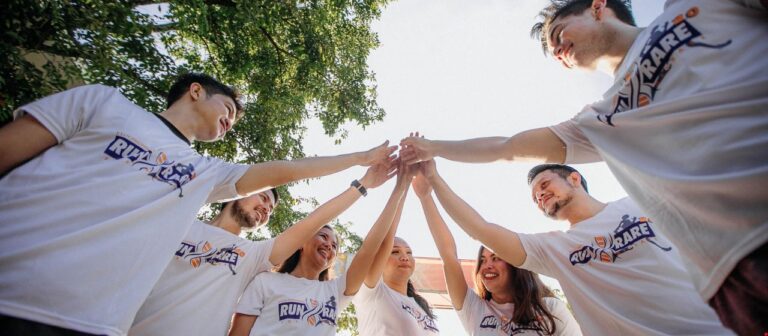 Barn och ungdomar skrattar och har roligt tillsammans under lagträning.