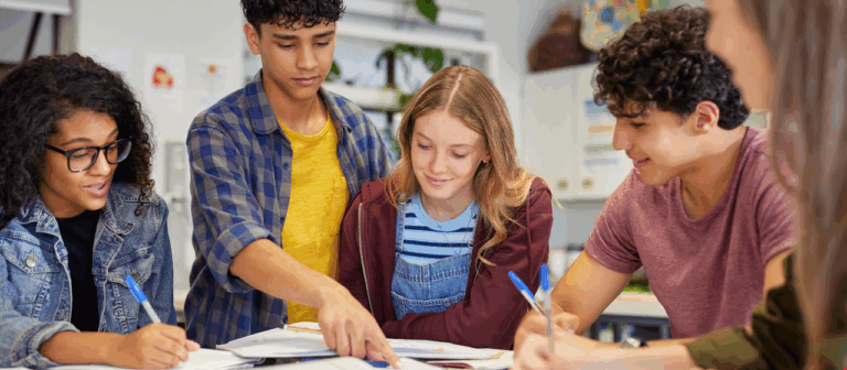Skolklass samarbetar i en hållbar försäljning för att samla pengar till klassresa.