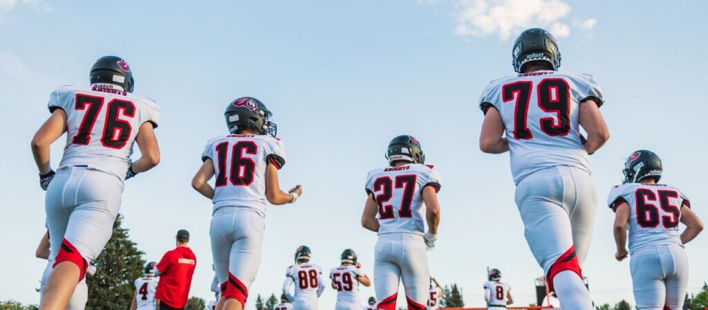 Laget står samlat i en ring på planen och visar laganda och samhörighet.