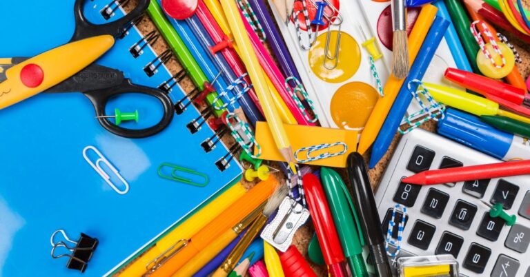 Skolmaterial på ett bord som symboliserar gemenskap genom försäljning i skolklasser