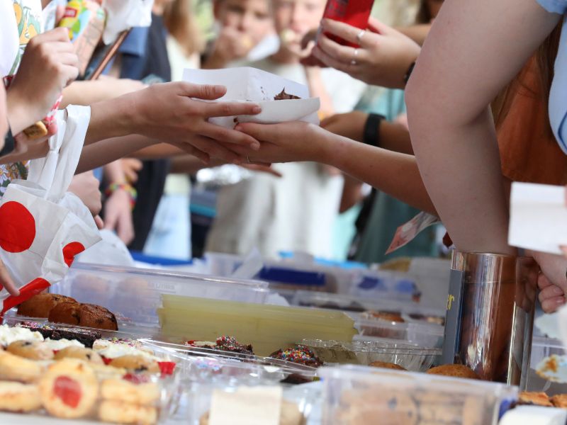 Gymnasieelev som arbetar för att tjäna pengar till studentkassan inför studenten