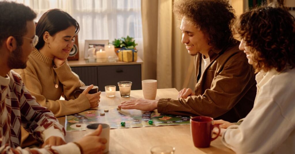 Spela sällskapsspel med vänner under jullovet