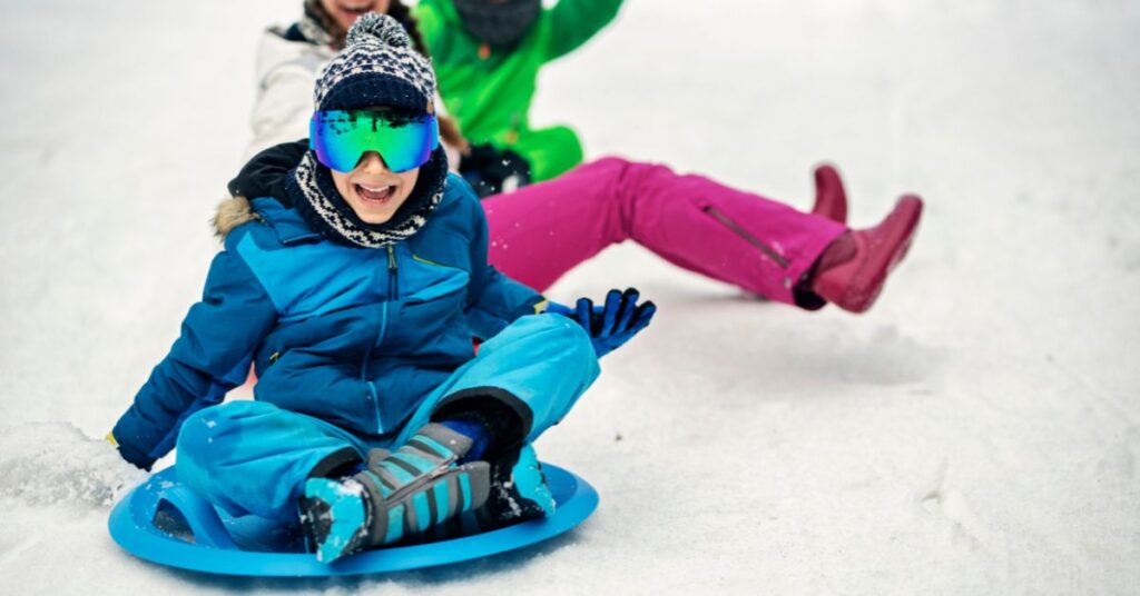 Vinterlek och pulkaåkning under jullovet