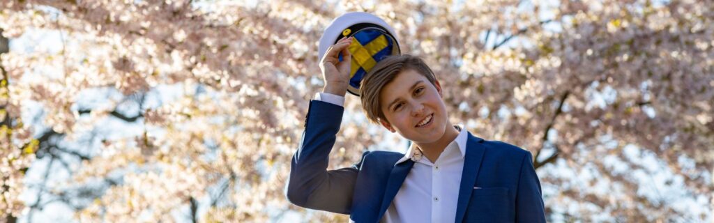 Gymnasieelev med studentmössa