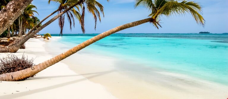 Tropisk strand med turkost vatten, populärt resmål för skolklasser och ungdomsresor