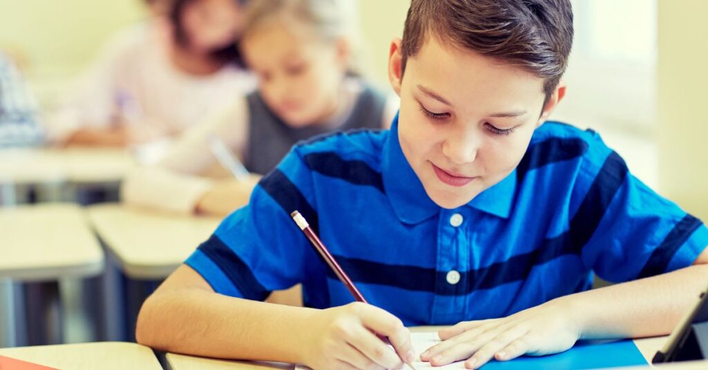 Elev skriver och förbereder sig inför nationella proven åk 6
