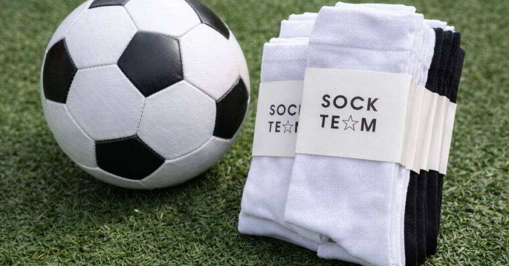 Sockteam strumpor bredvid en fotboll som symboliserar klass- och lagförsäljning.
