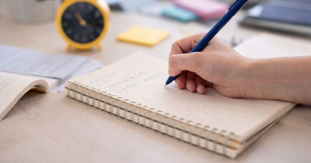 läxhjälp för elever – elev skriver läxor i anteckningsbok