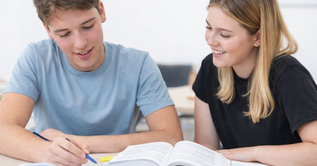 läxhjälp för elever – två elever studerar tillsammans