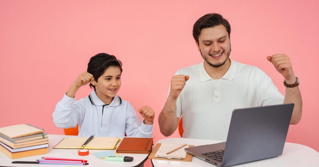 Förälder och barn som pluggar tillsammans