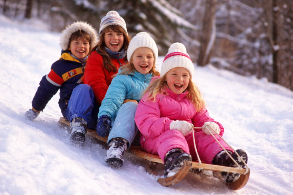 Sportlov på 1980-talet – barn åker kälke i färgglada vinterkläder