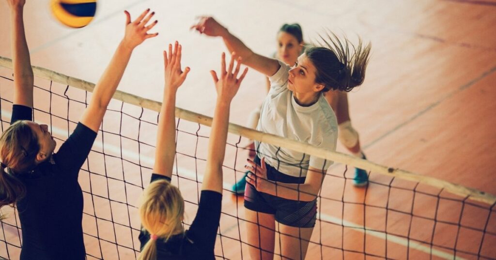 Tjejer spelar volleyboll – exempel på jämställd idrott och laggemenskap