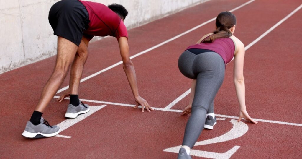 Ungdomar i startposition på löparbana – lika förutsättningar i idrotten