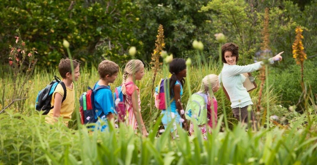 skolklass på utflykt tillsammans med lärare under klassresa