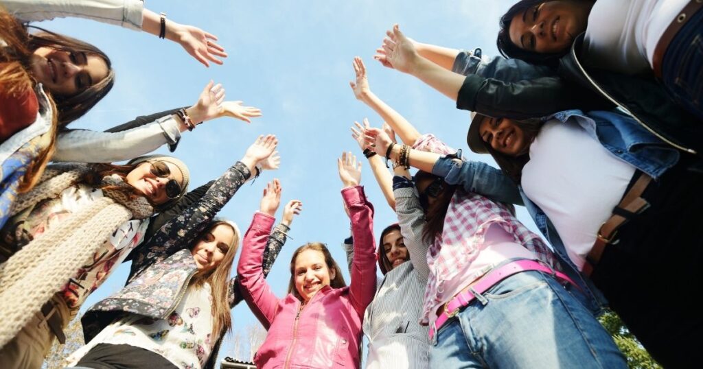 skolklass som firar tillsammans efter att ha samlat pengar till klassresa