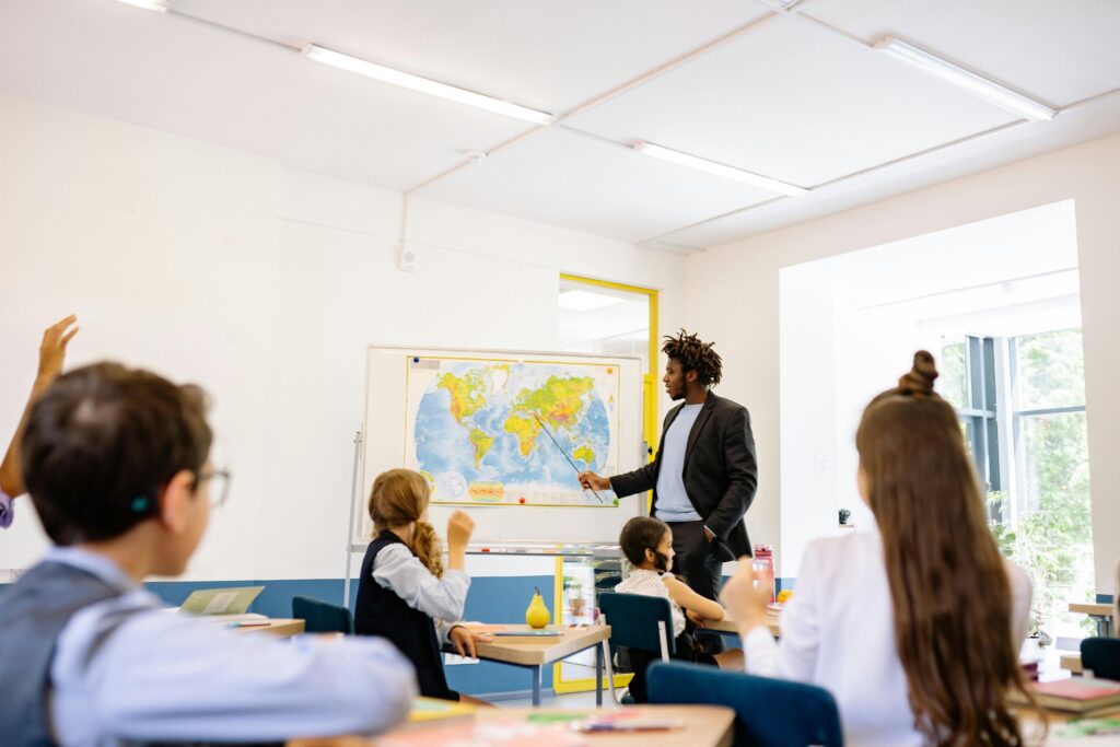 Lärare i klassrum med elever – utbildning till lärare ger goda jobbmöjligheter i Sverige